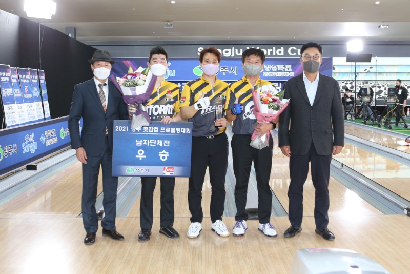 남자단체전 우승팀.JPG